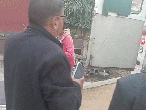 भीषण बस हादसे के बाद लोगों की चीख-पुकार मच गई। कई जगह चोटें आई हैं। लोगों को अस्पताल लाया जा रहा।