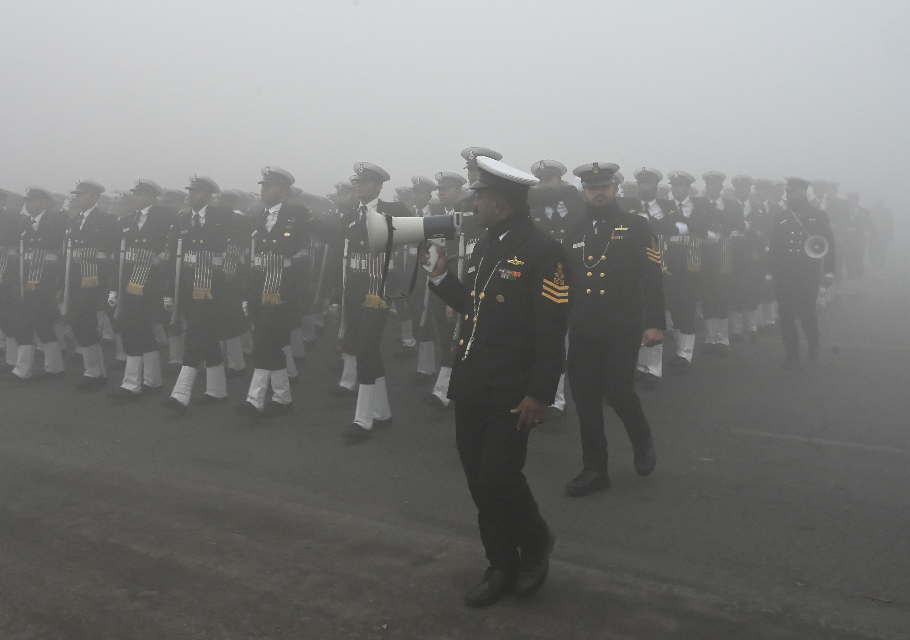 दिल्ली में सोमवार सुबह घने कोहरे के बीच 26 जनवरी की परेड के लिए प्रैक्टिस करते सेना के जवान।