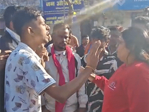 स्थानीय लोगों और अधिकारियों के बीच बहस की स्थिति बनी।