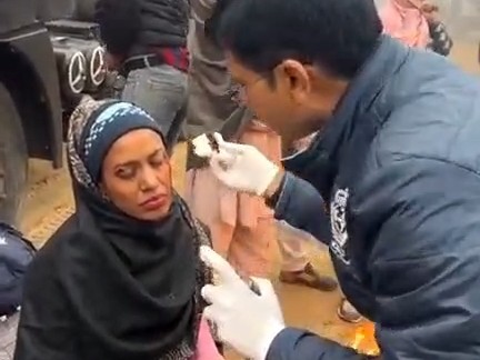 घायल महिला का इलाज करते डॉक्टर।