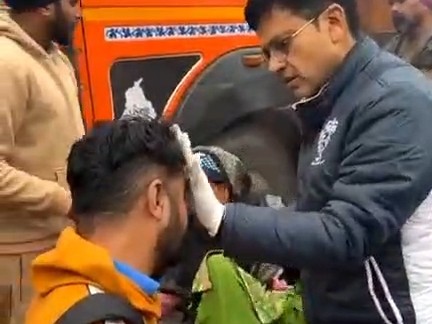 घायल का इलाज करते डॉक्टर।