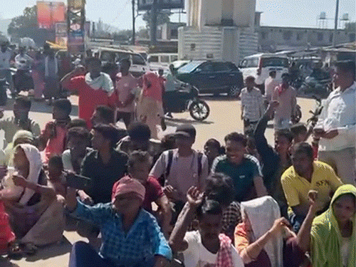 पीड़ितों ने चक्काजाम कर नुकसान का मुआवजा मांगा है। - Dainik Bhaskar