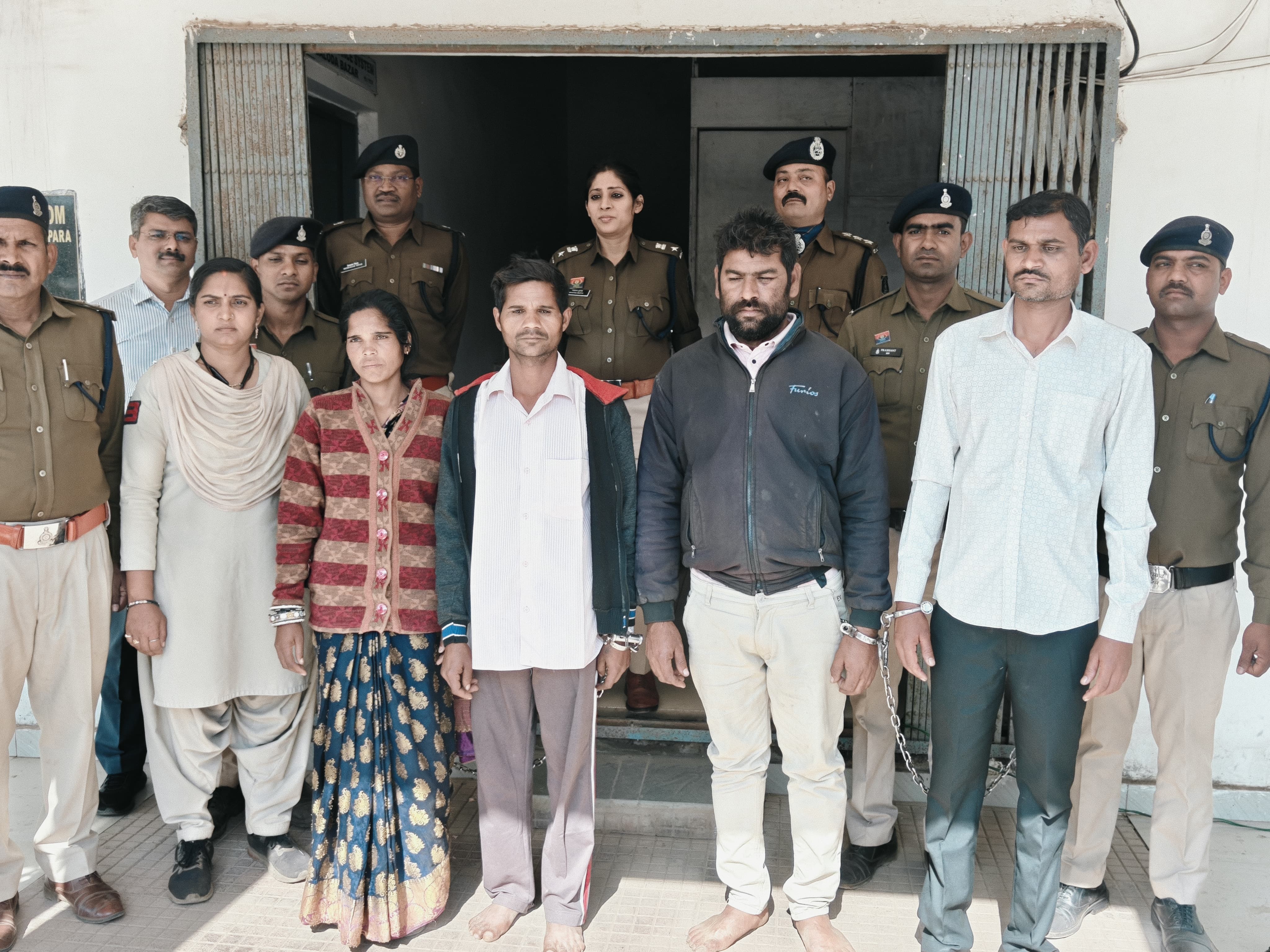 हत्या में शामिल पत्नी समेत 4 आरोपी पकड़े गए।