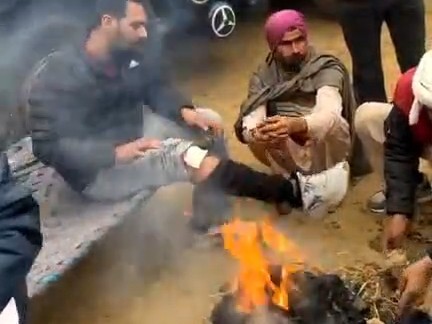 आग तापते लोग