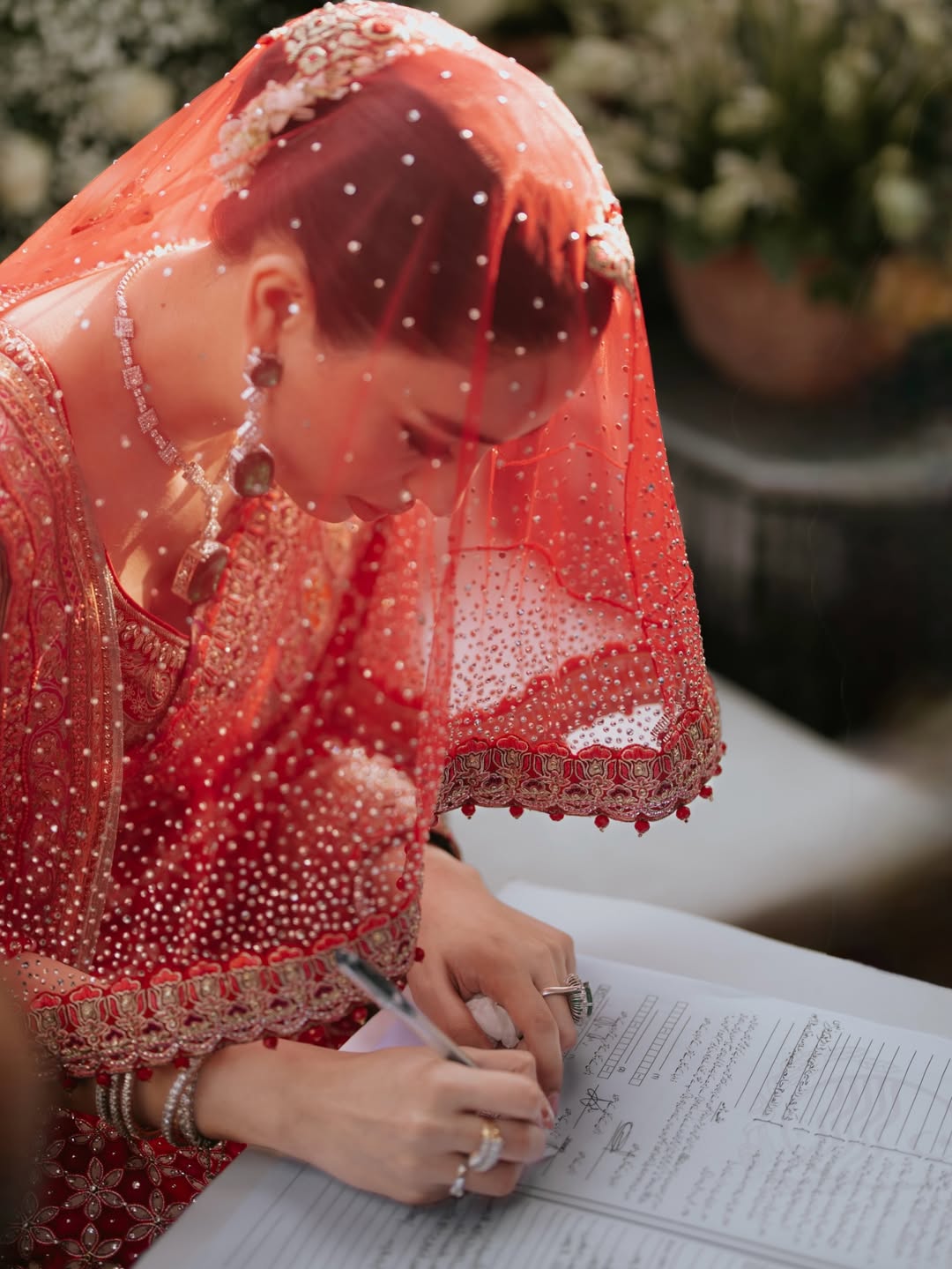 शंजे अली रोहेल निकाहनामे पर दस्तखत करते हुए। (इमेज क्रेडिट- सोशल मीडिया)