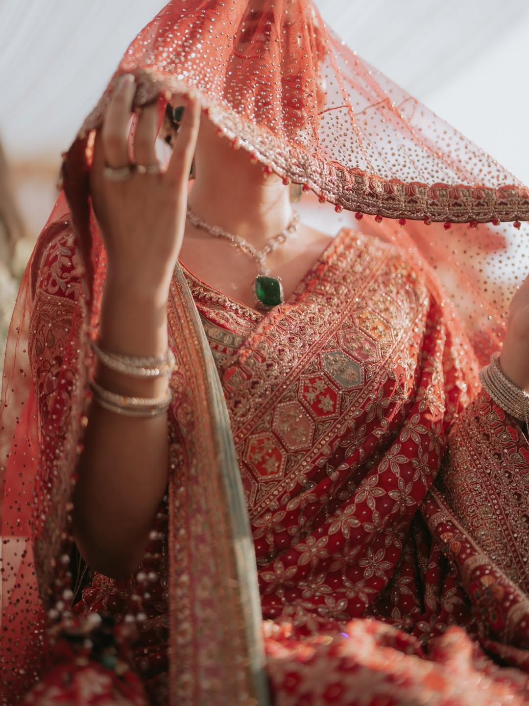 साड़ी की बॉर्डर मोटी और सजी हुई है, जिससे साड़ी और ज्यादा खास लगती है। कपड़े में हल्की चमक है, जो इसे रॉयल लुक देती है। (इमेज क्रेडिट- सोशल मीडिया)