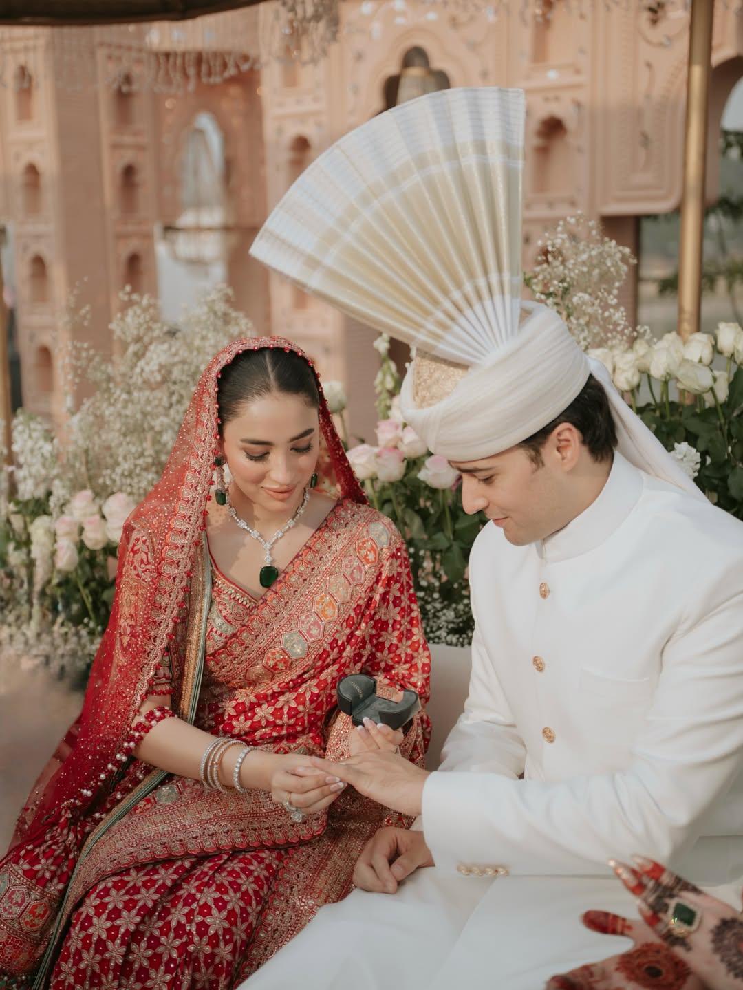 शंजे अली रोहेल, जुनैद सफदर को अंगूठी पहनाते हुए। (इमेज क्रेडिट- सोशल मीडिया)