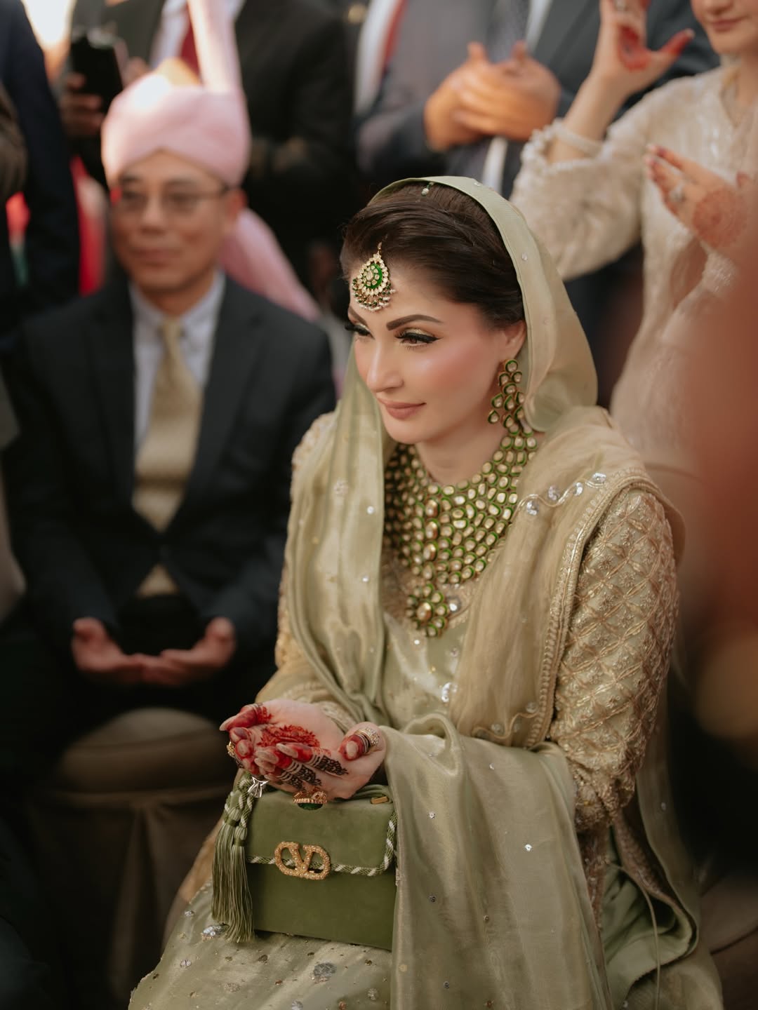 मरियम नवाज ने भी मेहंदी समरोह के दौरान भारतीय डिजाइनर अभिनव मिश्रा का पाउडर-ब्लू लहंगा पहना था। (इमेज क्रेडिट- सोशल मीडिया)