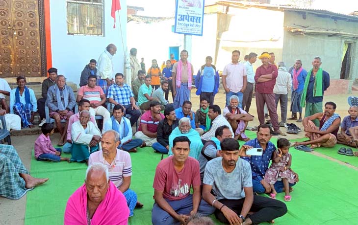 ग्राम सभा में काफी संख्या में पहुंचकर ग्रामीणों ने अपनी आपत्ति दर्ज कराई