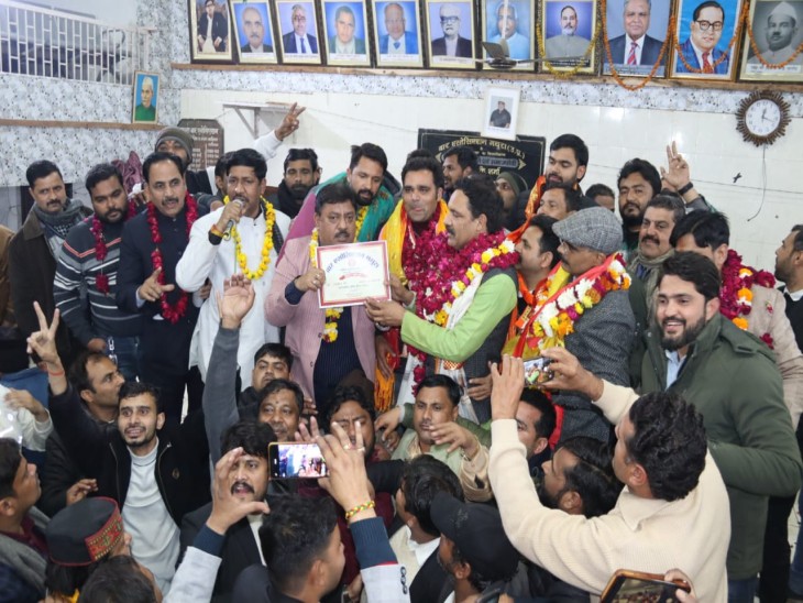 राघवेंद्र सिंह को 1171 मत मिले वहीं त्रिलोक चंद्र शर्मा को 1060 मत मिले