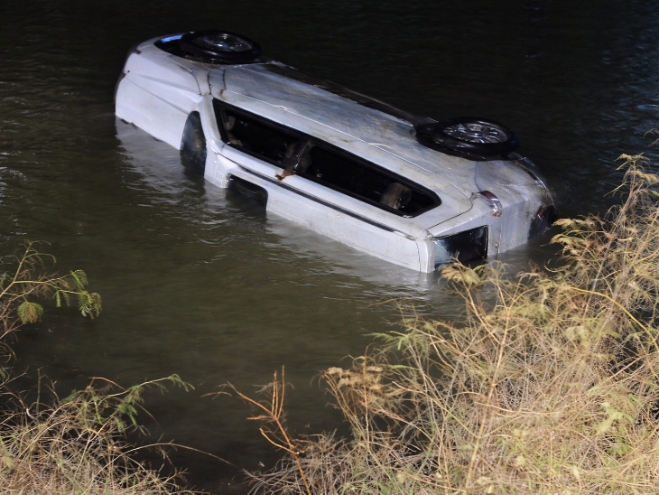 शनिवार देर रात स्कॉर्पियो वाहन अनकंट्रोल होकर तालाब में डूब गई।