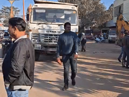 पुलिस बल की मौजदूगी में हुई कार्रवाई।