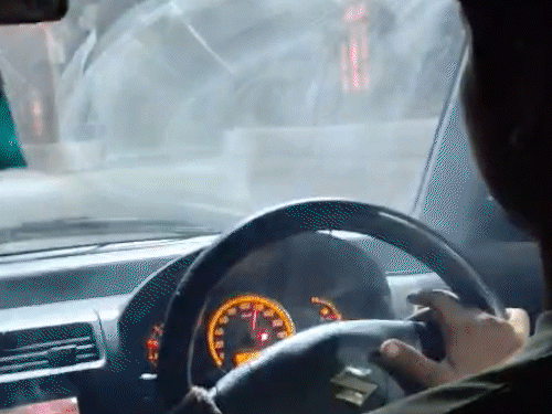 वीडियो शुरू होने के महज 1 मिनट 10 सेकेंड बाद ही कार हादसे का शिकार हो गई।