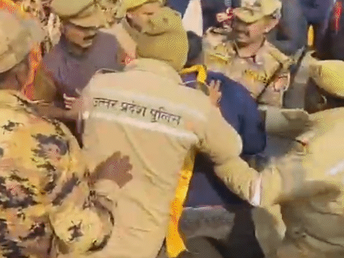 धक्का-मुक्की के बाद पुलिसवालों ने समर्थकों दौड़ा-दौड़ाकर पकड़ा, फिर सबको अलग किया।
