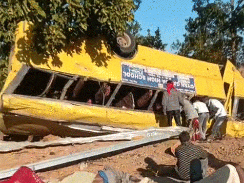 छत्तीसगढ़-झारखंड बॉर्डर पर सड़क हादसे में 5 की मौत हो गई, जबकि 82 लोग घायल हैं। - Dainik Bhaskar