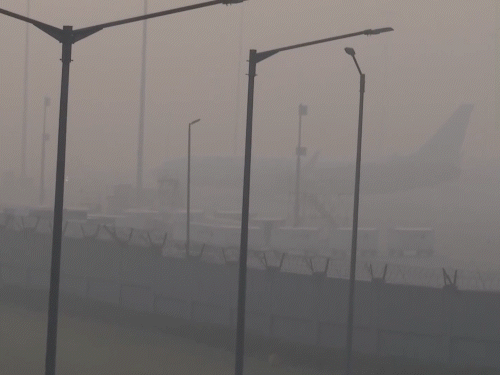 नई दिल्ली के IGI एयरपोर्ट पर कोहरे की वजह से विजिबिलिटी बेहद कम रही।