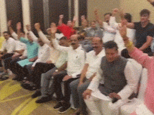 तस्वीर जून 2022 की है, जब एकनाथ शिंदे गुवाहाटी के एक होटल में विधायकों को लेकर पहुंचे थे।