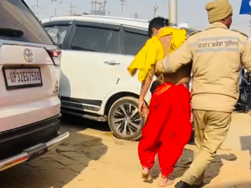 पुलिस ने शंकराचार्य के साथ आए कई संतों को अपने साथ अस्थाई पुलिस चौकी में ले गई।