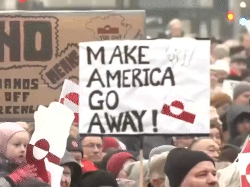 लोगों ने मेक अमेरिका गो अवे (अमेरिका को वापस भेजो) के नारे लगाए।