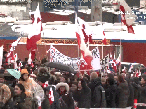 प्रदर्शनकारी ग्रीनलैंड की राजधानी नुउक के डाउनटाउन से अमेरिकी वाणिज्य दूतावास तक पहुंचे।