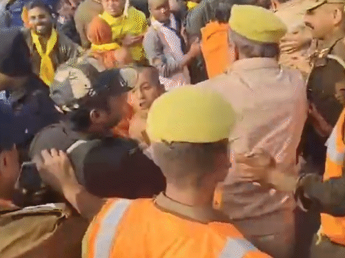 शंकराचार्य के शिष्यों और पुलिसवालों की जमकर धक्का-मुक्की हुई। पुलिस अफसरों से भी झड़प हुई।