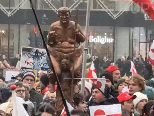 ग्रीनलैंड में शनिवार को प्रदर्शनकारियों ने ट्रम्प के पुतले के साथ जुलूस निकाला। - Dainik Bhaskar