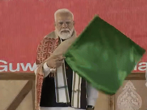 पीएम मोदी ने असम में अमृत भारत एक्सप्रेस को हरी झंडी दिखाई।