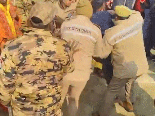 अविमुक्तेश्वरानंद के शिष्यों की पुलिस से झड़प हुई। इसके बाद पुलिस ने शिष्यों को हिरासत में ले लिया।