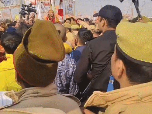 शंकराचार्य स्वामी अविमुक्तेश्वरानंद के शिष्यों और पुलिस के बीच धक्का-मुक्की हो गई।