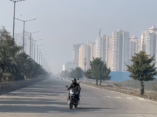 कोहरे में जीरो विजिबिलिटी की वजह से रात में नाला नहीं दिखाई दिया होगा। जिसकी वजह से कार नाले में गिरी। इस नाले के सामने से तीन तरफ की मेन रोड निकली है।