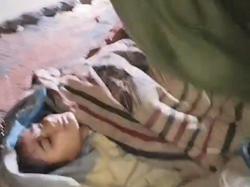 लड़की ने घायल हालत में लोगों को अपनी कहानी बताई।