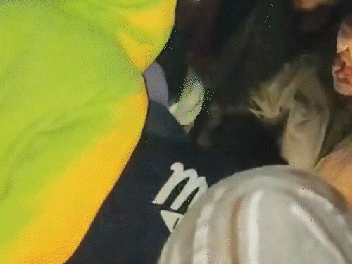 बठिंडा की उड़िया कॉलोनी में लड़की की मदद के लिए पहुंचे NGO के सदस्य और स्थानीय लोग।