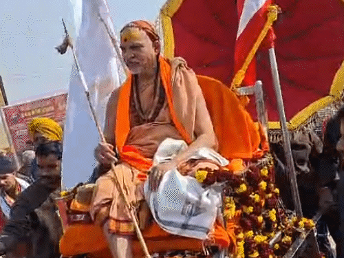 शंकराचार्य की पालकी को खींचते हुए संगम से 1 किमी दूर ले जाया गया। इस दौरान पालकी का क्षत्रप भी टूट गया।