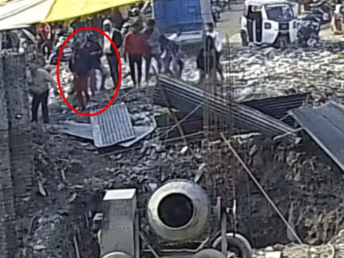 प्लॉट पर कब्जा करने आए लोगों ने हवाई फायरिंग और पत्थरबाजी की।