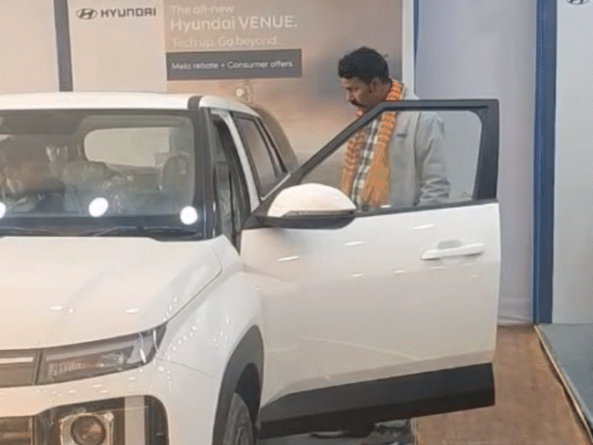 ग्वालियर व्यापार मेले में कार खरीदने के लिए उमड़ रहे लोग। - Dainik Bhaskar