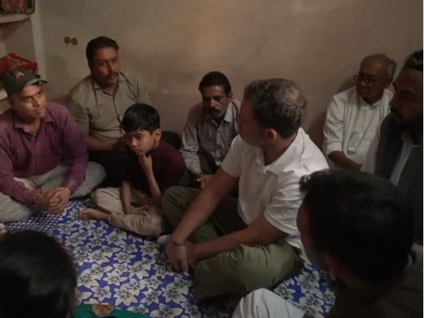 व्हिडिओमध्ये राहुल गांधी दूषित पाण्याबाबत मृतांच्या कुटुंबीयांशी बोलत आहेत.