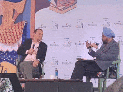 'ए कॉन्टिनेंट इन क्राइसिस: रशिया, यूक्रेन एंड द यूरोपियन स्टोरी' सेशन में पोलैंड के उपप्रधानमंत्री राडोस्लाव सिकोरस्की से राइटर नवतेज सरना ने बातचीत की।