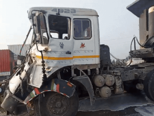 हादसे में क्षतिग्रस्त एक ट्रेलर।