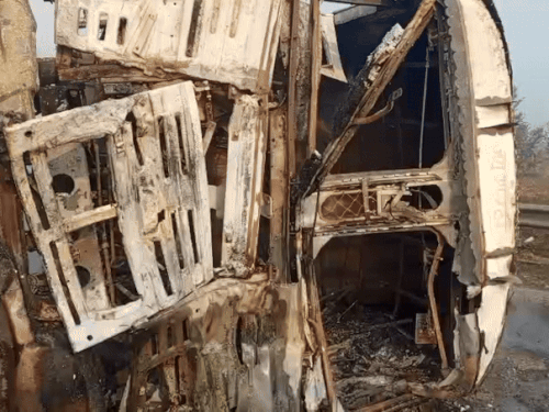 आग से जला ट्रेलर का केबिन। इसमें ड्राइवर-कंडक्टर दोनों की ही मौत हो गई।