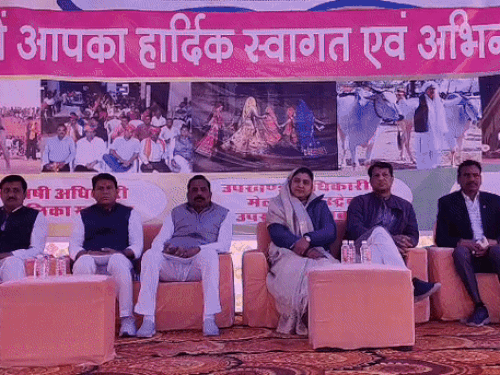 उद्घाटन समारोह में मौजूद निर्दलीय विधायक ऋतु बनावत, पूर्व विधायक बच्चू सिंह बंशीवाल और अमर सिंह समेत अन्य अफसर।