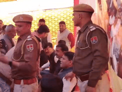 विवाद के बाद पूर्व विधायक बंशीवाल को समझाते पुलिसकर्मी सहित अन्य लोग।