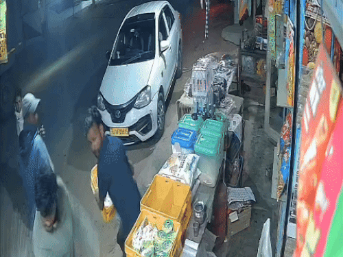 शॉप में आगे रखे कैरेट को उठाकर फैंका।