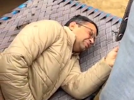 घायल व्यक्ति को चारपाई पर लेटाया गया।