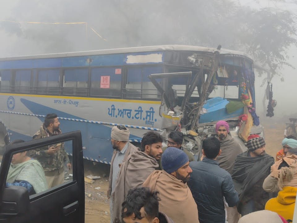 एक्सीडेंट में क्षतिग्रस्त हुई पीआरटीसी की बस।