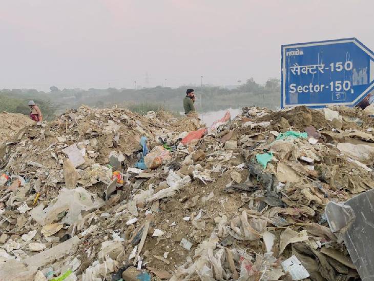 हादसे के बाद नाले से पहले प्राधिकरण ने मलबा डाला।