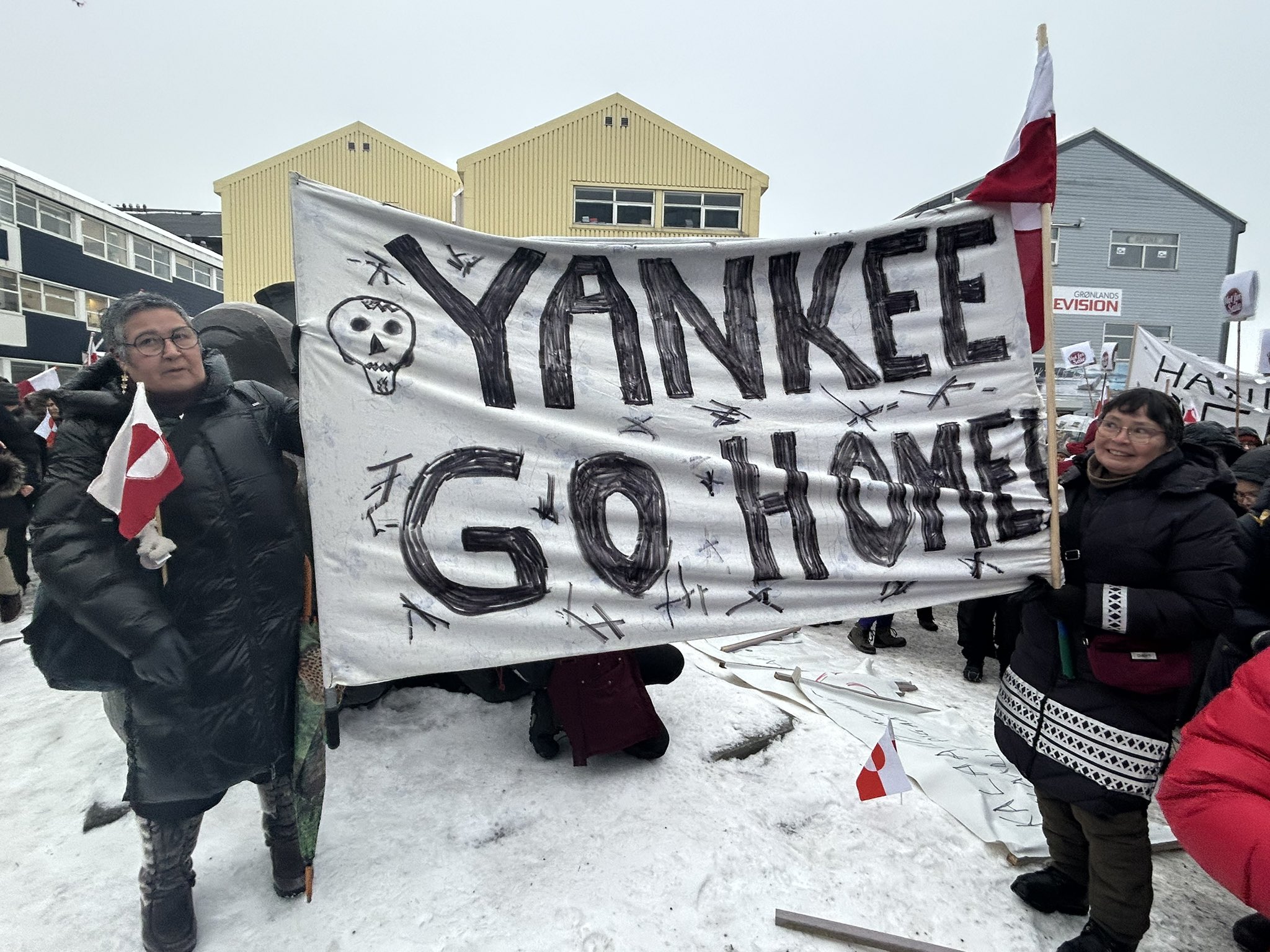 ग्रीनलैंड में ट्रम्प के विरोध में शनिवार को लोगों ने प्रदर्शन किया। इस दौरान यांकी (अमेरिकी) वापस जाओ लिखे पोस्टर लहराए गए।