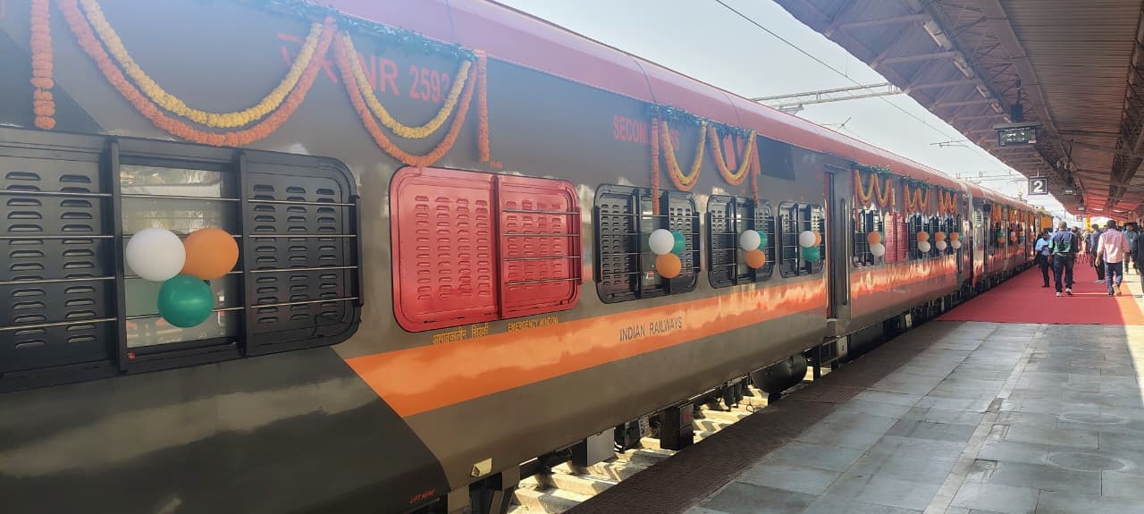 कलियाबोर में स्टेशन पर खड़ी अमृत भारत एक्सप्रेस।