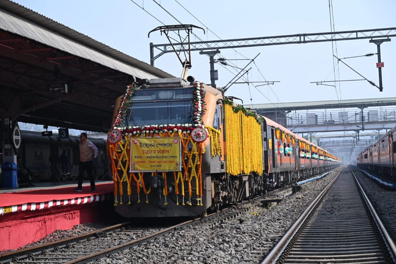 उद्घाटन से पहले अमृत भारत एक्सप्रेस को सजाया गया।