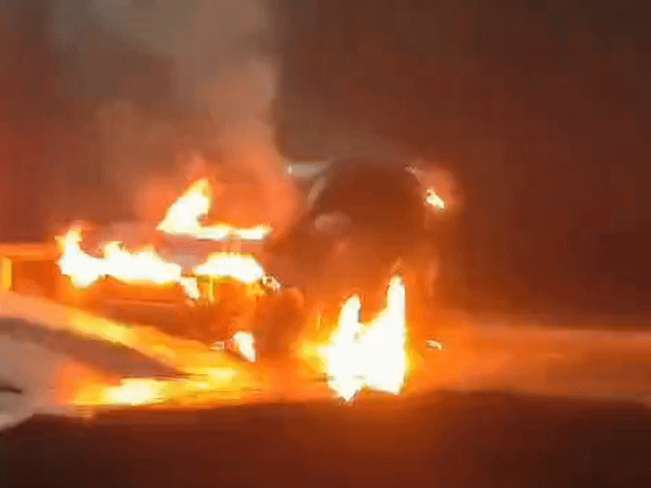 जलती हुई कार - Dainik Bhaskar