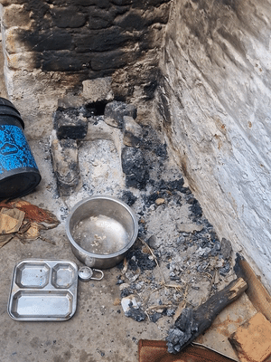 लाश को टुकड़ों में काटा। फिर इसी चूल्हे में शव के टुकड़ों को जलाता था।